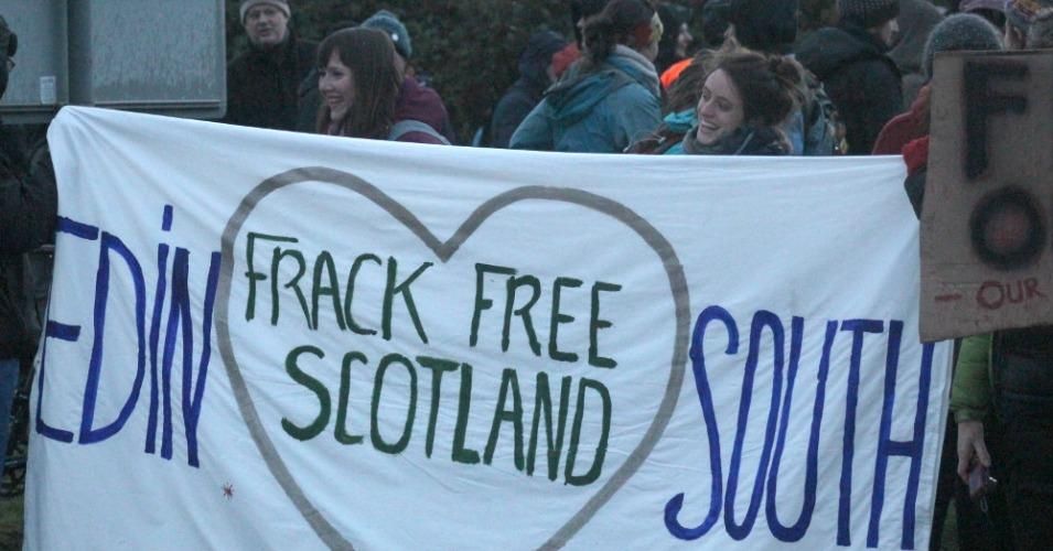 Anti-fracking protesters in the streets of Falkirk, Scotland, Sunday 7 December 2014. (Photo: Ric Lander/cc/flickr)