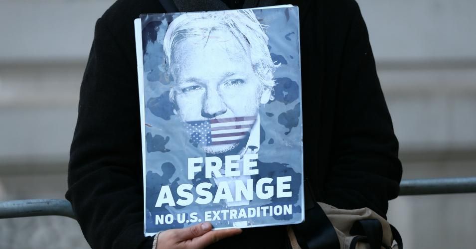 Julian Assange supporters demonstrate outside of the Westminster Magistrates Court on November 18, 2019 in London, England. (Photo: Hollie Adams/Getty Images)