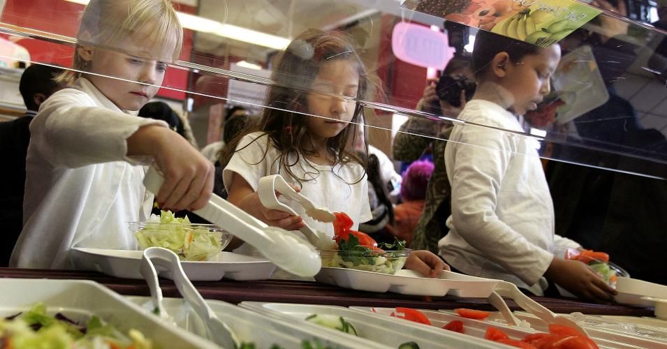 Students at Nettelhorst Elementary School, on lunch, dig into a salad bar in the school's lunchroom March 20, 2006 in Chicago, Illinois. (Photo: Tim Boyle/Getty Images)