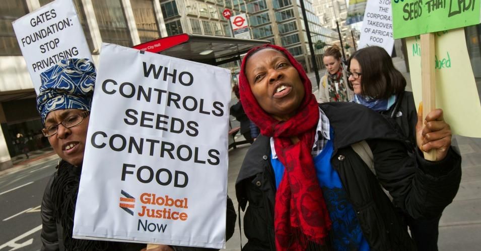 Calling out a scheme to privatize Africa's seed resources, protesters in London picketed outside the Bill and Melinda Gates Foundation on Monday, March 23, 2015. (Photo: Global Justice Now/cc/flickr)