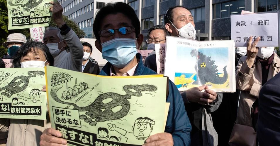 Protesters rally outside the home of Japanese Prime Minister Suga Yoshihide on April 12, 2021 ahead of the government's announced decision to dump 1.25 million tonnes of radioactive wastewater from the damaged Fukushima Daiichi nuclear power plant into the Pacific Ocean. (Photo: Takashi Aoyama/Getty Images) 