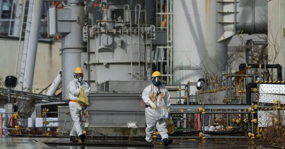 Workers at the Tokyo Electric Power Co.'s Fukushima Daiichi nuclear power plant walk in protective clothing on January 29, 2020. (Photo: Tomohiro Ohsum/Getty Images)