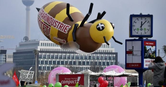 Protesters hold balloons on January 20, 2018 in Berlin during a demonstration under the slogan "We are fed up" against agricultural politics and the use of glyphosate, dumping exports and for sustainable agriculture. 
