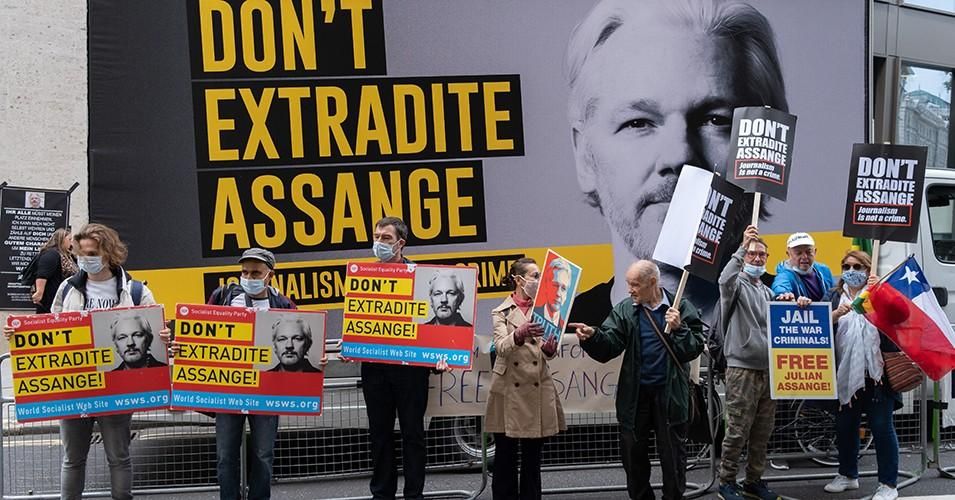 Demonstrators protest the possible extradition of jailed WikiLeaks whistleblower Julian Assange from Britain to the U.S. on September 7, 2020 at Old Bailey court in London. (Photo Richard Baker/Getty Images)