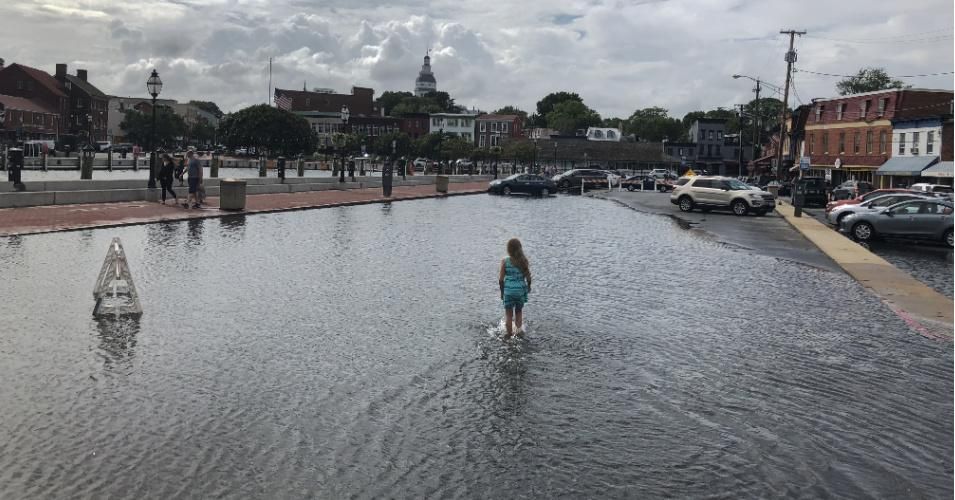 Edit Krnanska, age 7, splashes and plays in floodwaters around the city dock in Annapolis, Maryland on July 23, 2018. (Photo: Marvin Joseph/<em>The Washington Post</em> via Getty Images)