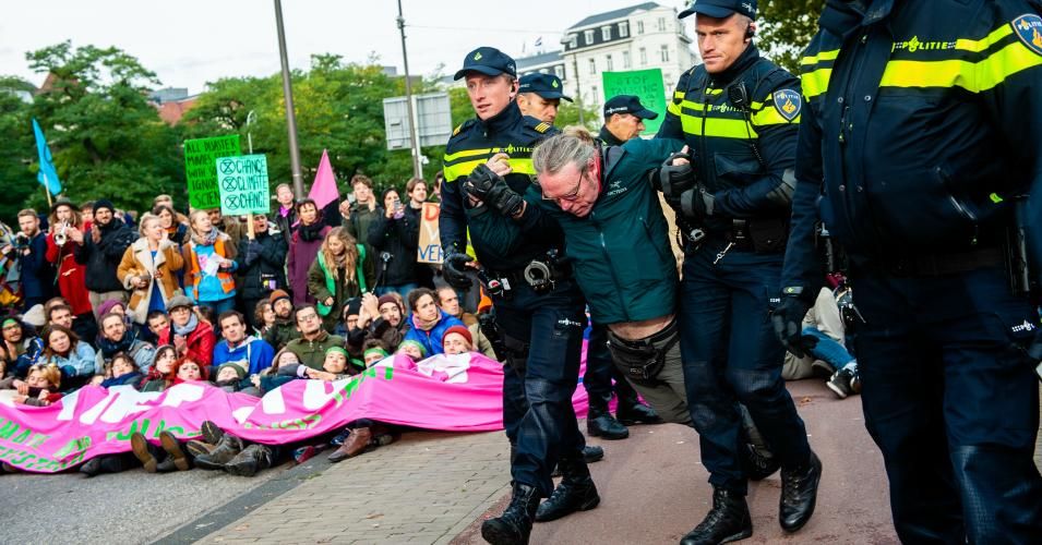 Dutch police arrested Extinction Rebellion (XR) activists 