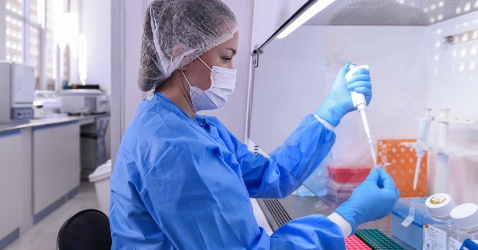Larissa Vuitika, biologist, works during the virus inactivation process on March 24, 2020 in Belo Horizonte, Brazil. (Photo: Pedro Vilela/Getty Images)
