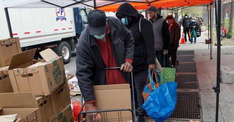 Local residents line up outside the food pantry Bed-Stuy Campaign Against Hunger to receive free food during the Covid-19 pandemic on April 23, 2020 in the Bedford-Stuyvesant neighborhood of Brooklyn, New York. (Photo: Andrew Lichtenstein/Corbis via Getty Images)