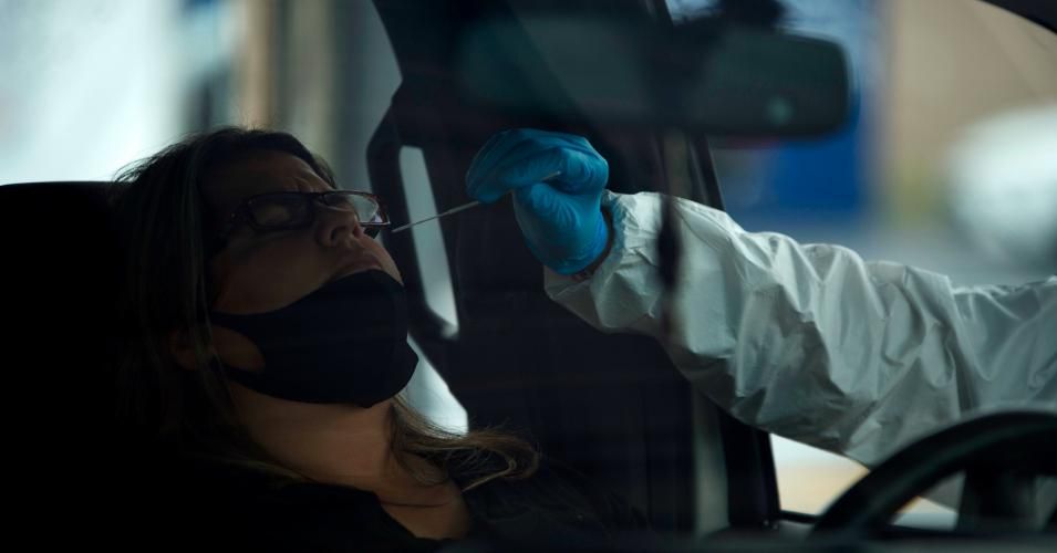 A healthcare worker administers a Covid-19 test at United Memorial Medical Center testing site in Houston on June 25, 2020. (Photo: Mark Felix/AFP via Getty Images)