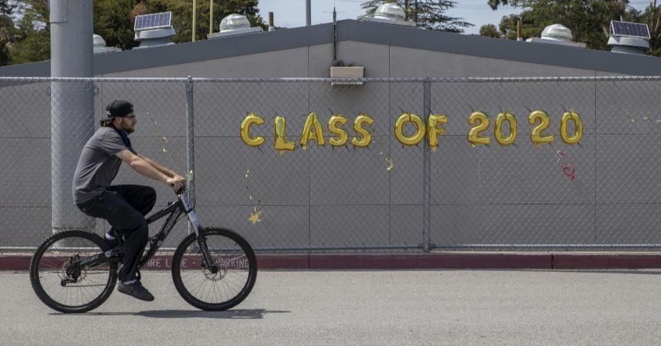 Decorations of celebrating graduation are seen at Mills High School amid the coronavirus outbreak on May 15, 2020 in San Mateo, California. (Photo: Liu Guanguan/China News Service via Getty Images)