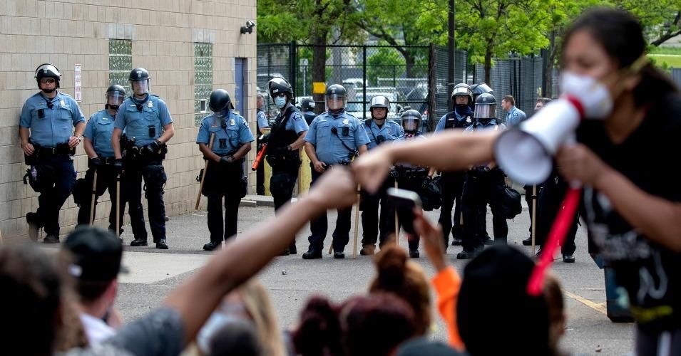 Protests over the killing of George Floyd continued on Wednesday at the Minneapolis 3rd Police Precinct. (Photo: Carlos Gonzalez/Star Tribune via Getty Images)