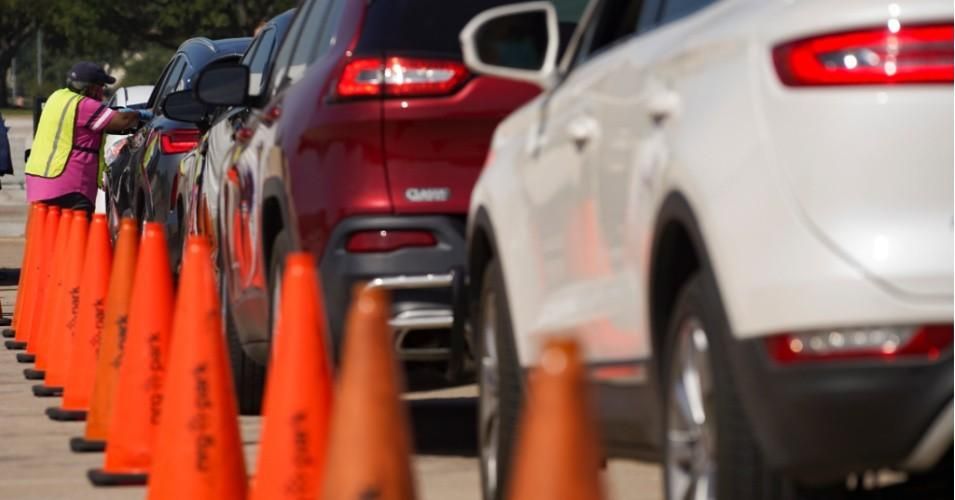 Motorists queue at a drive-through voting station in Harris County, Texas on October 7, 2020. (Photo: Go Nakamura/Getty Images) 