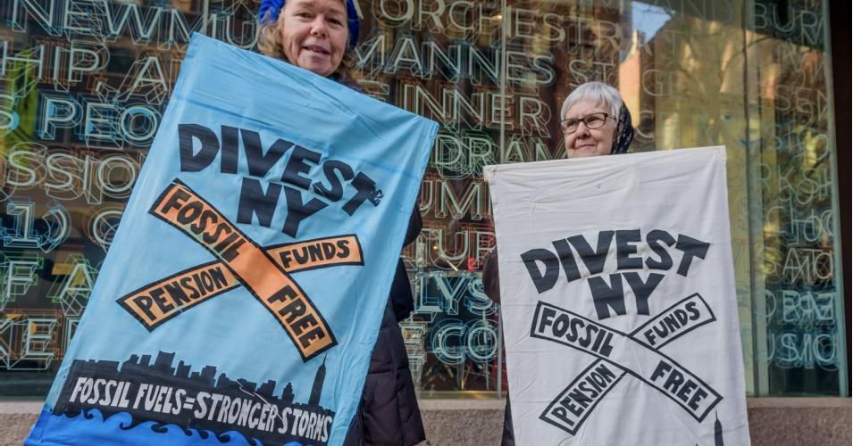 Members of the campaign to Divest New York state's pension funds from fossil fuel holdings held a picket outside Arnhold Hall at the New School in New York City on March 26, 2018. (Photo: Erik McGregor/LightRocket via Getty Images)