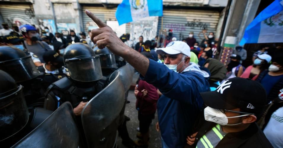 Demonstrators confront riot police during a protest demanding the resignation of Guatemalan President Alejandro Giammattei, in Guatemala City on November 21, 2020. - The Vice President of Guatemala, Guillermo Castillo, asked President Alejandro Giammattei to resign together for "the good of the country," after the 2021 budget was approved in Congress. (Photo: Orlando Estrada/AFP via Getty Images)