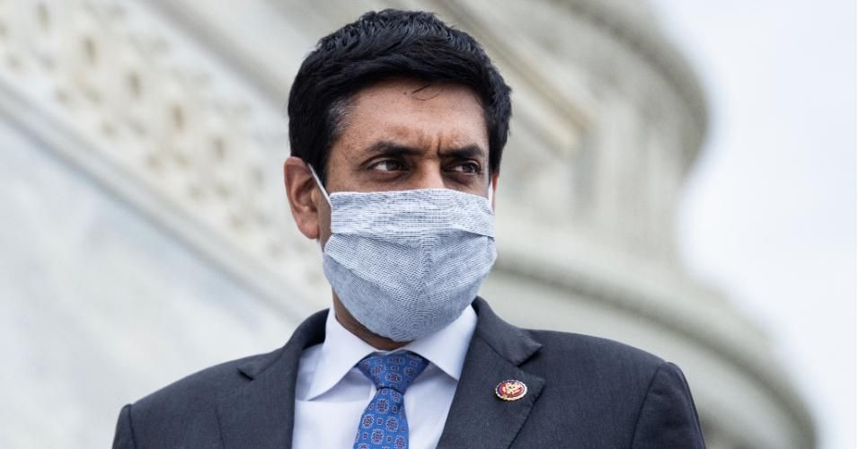 Rep. Ro Khanna (D-Calif.) is seen on the House steps of the Capitol during votes on Friday, December 4, 2020. (Photo: Tom Williams/CQ-Roll Call, Inc via Getty Images)