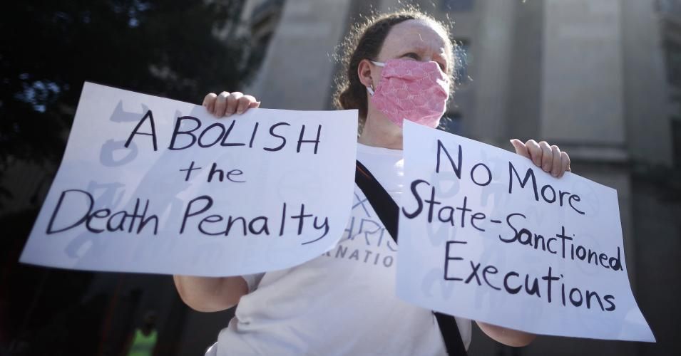 Anti-death penalty activist Judy Coode of Pax Christi International demonstrates in front of the U.S. Justice Department's Robert F. Kennedy Building July 13, 2020 in Washington, D.C. (Photo: Chip Somodevilla/Getty Images)