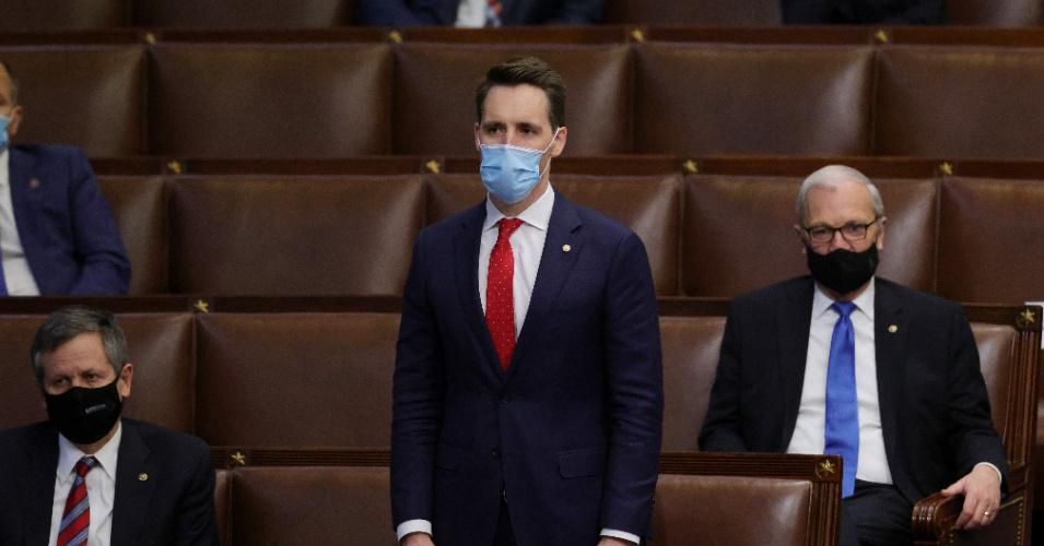 Sen. Josh Hawley (R-Mo.) signs on to the Pennsylvania objection in the House Chamber during a reconvening of a joint session of Congress on January 6, 2021 in Washington, D.C.
