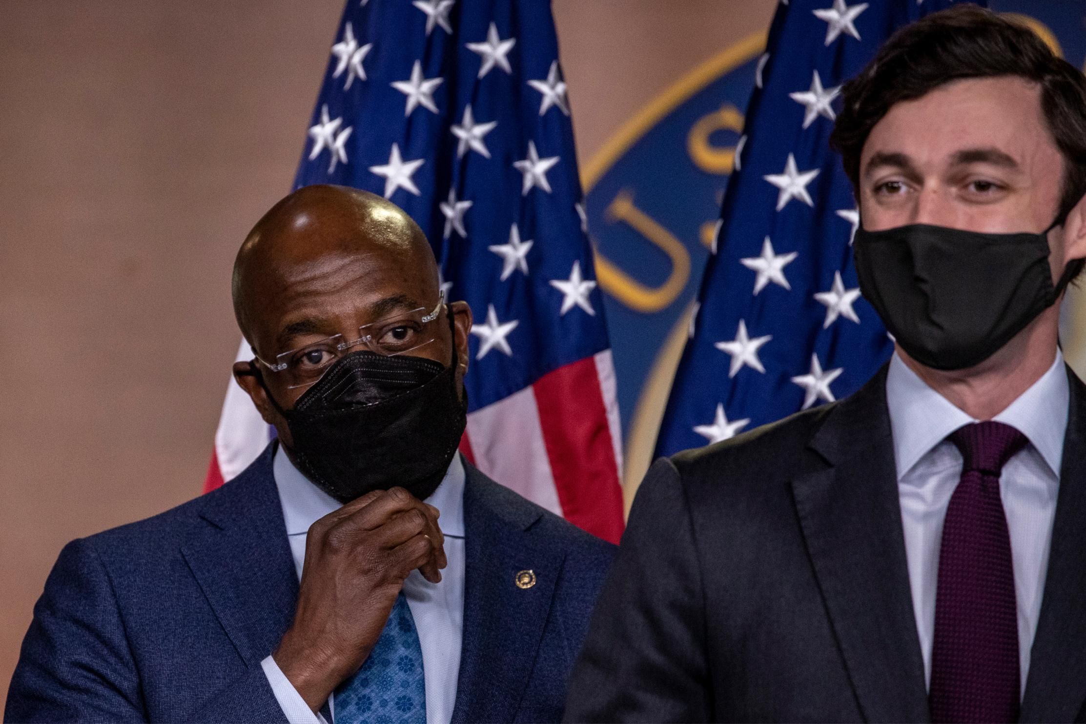 U.S. Sens. Raphael Warnock and Jon Ossoff, both Democrats who represent Georgia, proposed legislation to block states from banning the distribution of food and water to voters. (Photo: Tasos Katopodis/Getty Images)