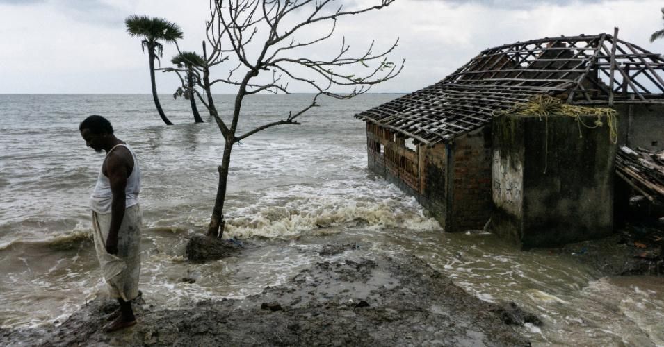 Due to sea level rise, many islands in the gangetic delta region of West Bengal, India are facing fast erosion. The island of Mousuni is one such island. Homes and lands are sinking at a steady rate and people are staring at a bleak future where the probability of them becoming climate refugees looms large. (Photo: Arka Dutta/Pacific Press/LightRocket via Getty Images)