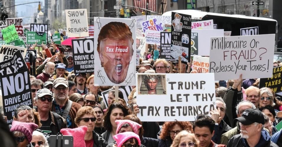 People participate in a Tax Day protest on April 15, 2017 in New York City. Activists in cities across the nation are marching today to call on President Donald Trump to release his tax returns. (Photo: Stephanie Keith/Getty Images)
