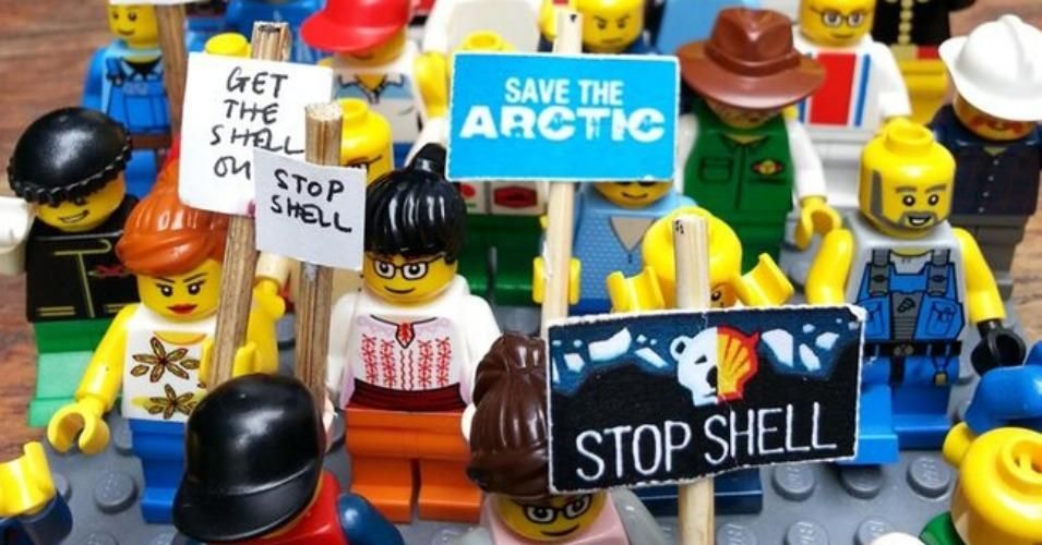 Lego announced it would end its contract with Shell after a prolonged Greenpeace campaign. (Photo: Greenpeace)