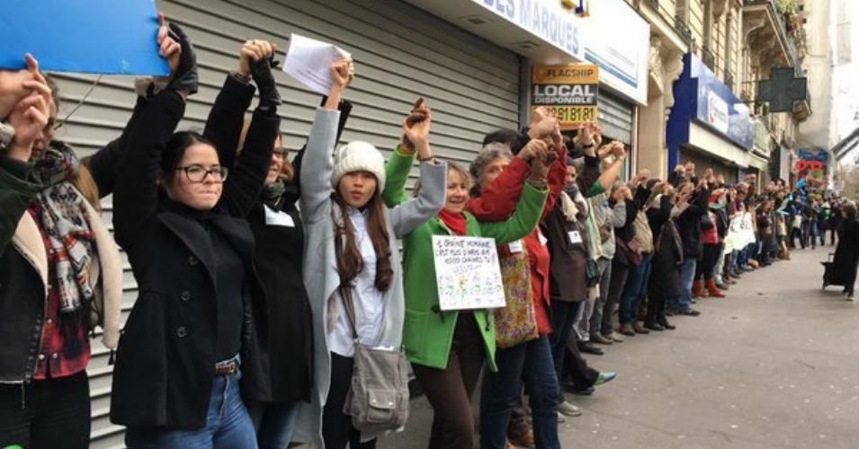 An estimated 10,000 people defied a ban on public protest and took part in a human chain in Paris, France on Sunday, a day before the opening of the United Nations COP21 climate summit. (Photo: Ben and Jerry's)