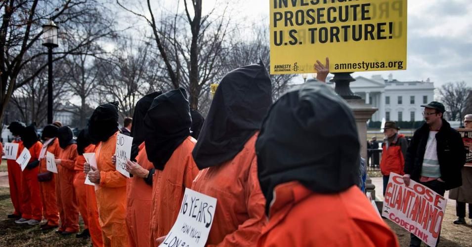 For several years, critics of the Guantánamo Bay detention camp have dressed in orange jumpsuits at demonstrations calling for its immediate closure. (Photo: Amnesty International)