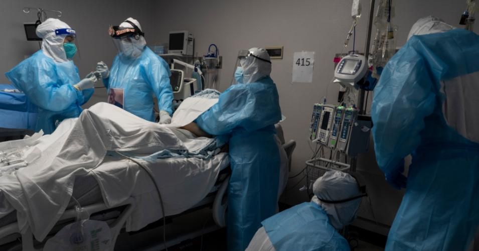 Medical staff members treat a patient suffering from Covid-19 in the intensive care unit at the United Memorial Medical Center on October 31, 2020 in Houston. (Photo: Go Nakamura/Getty Images)