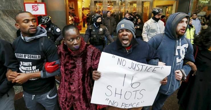Demonstrators protest the police killing black teenager Laquan McDonald by a white policeman and the city cover-up in the downtown shopping district of Chicago, Illinois, Nov. 27, 2015. (Photo: Jim Young/Reuters)