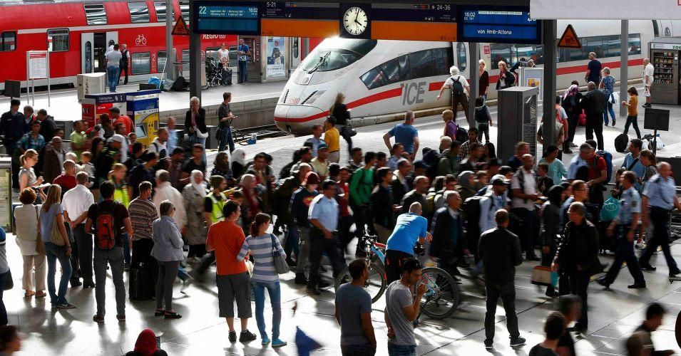 Refugees are escorted by officials at the main railway station in Munich. (Photo: Michaela Rehle/Reuters)