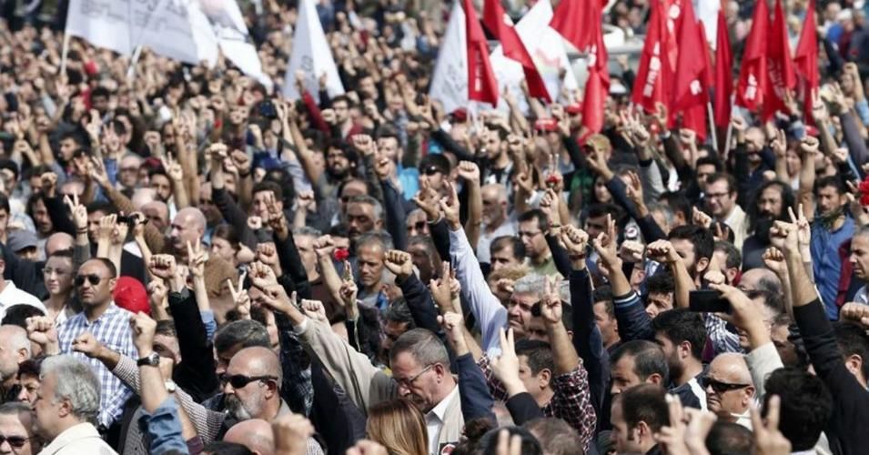A crowd salutes victims of Saturday's bombing in Ankara. Image from October 11, 2015. (Photo: Sedat Suna/EPA)