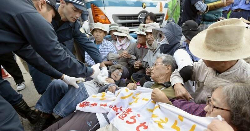  Protesters attempt to block work on a U.S. air base by protesting at the gate of the U.S. Marine Corps Camp Schwab in Nago on the southern Japanese island of Okinawa, October 29, 2015. (Photo: Kyodo/Reuters)