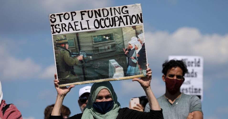 Activists and protesters take part in a rally in support of Palestinians near the Washington monument in Washington, D.C. on May 15, 2021.