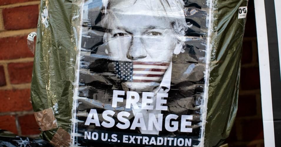 Placards and messages in support of Julian Assange