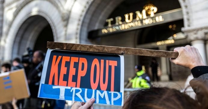 Protesters outside Trump International Hotel in Washington, D.C.. (Photo: Lorie Shaull/cc/flickr)