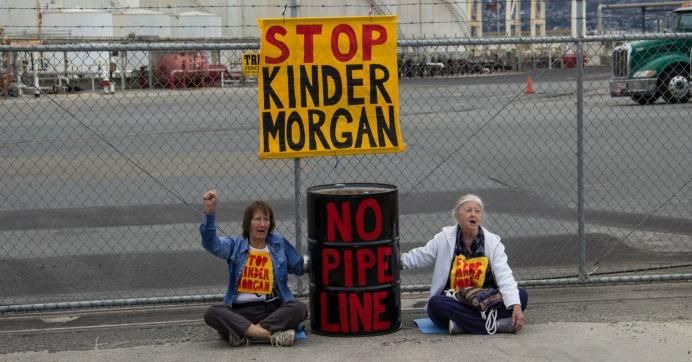 Protestors block the gates of the Kinder Morgan Richmond Terminal in California in solidarity with First Nation's people in Canada on July 24, 2017. (Photo: Peg Hunter/flickr/cc)