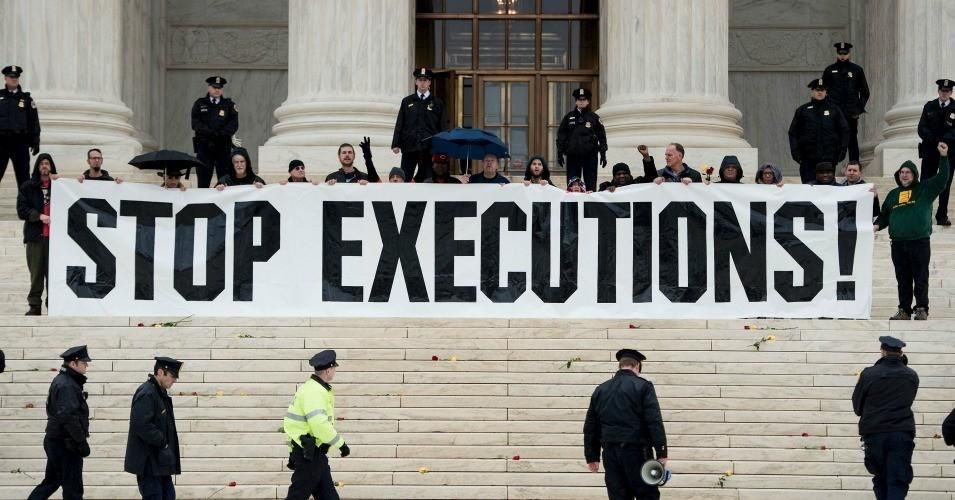 Police officers gather to remove activists during an anti death penalty protest in front of the U.S. Supreme Court January 17, 2017 in Washington, D.C.