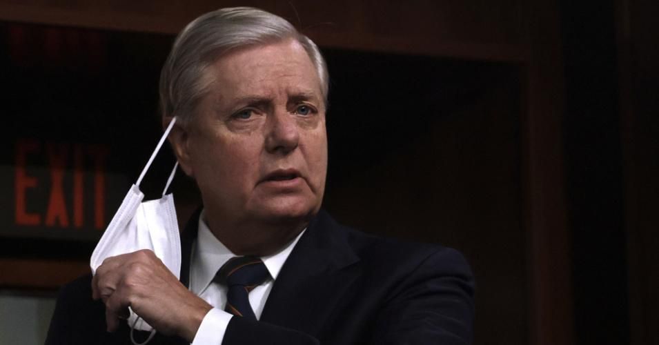 U.S. Sen. Lindsey Graham (R-SC) takes his mask off as he arrives at a news conference at the U.S. Capitol January 7, 2021 in Washington, DC. (Photo: Alex Wong/Getty Images)