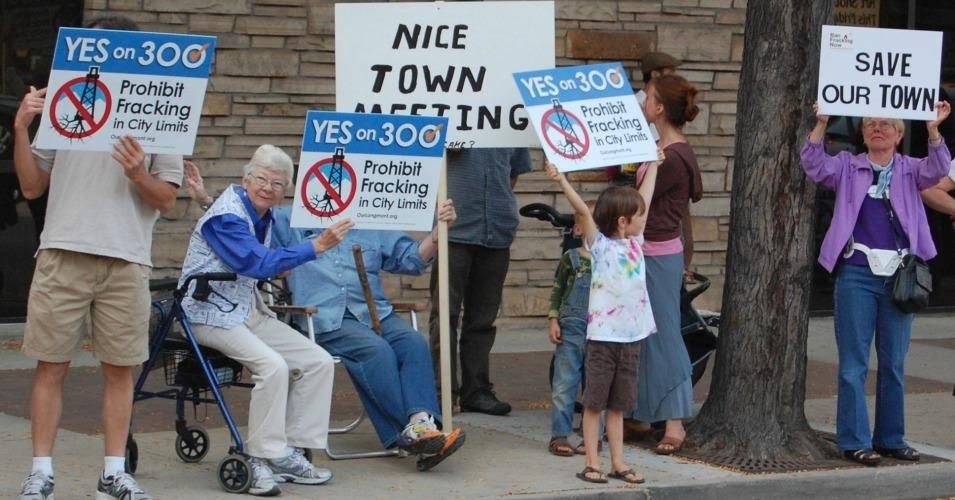 Supporters of Longmont's fracking ban hold signs ahead of the 2012 vote. (Photo: FreeRangeLongmont.com)