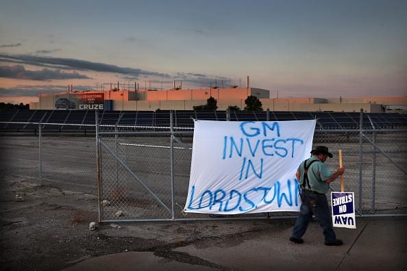 United Auto Worker Joe Nero pickets outside the shuttered General Motors plant in Lordstown, OH, on Sep. 23, 2019. (Photo: Craig F. Walker/The Boston Globe via Getty Images)