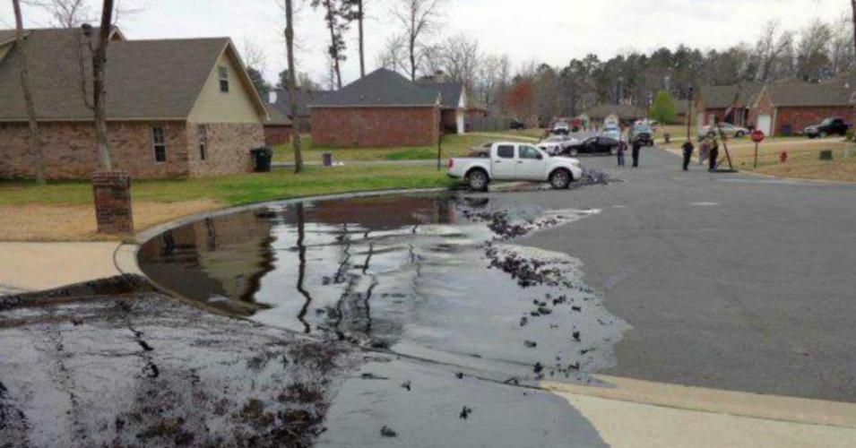A neighborhood in Mayflower, Arkansas lined with tar sands oil after the March 2013 rupture of the Pegasus pipeline. (Photo: Remember Mayflower Coalition/ Facebook)