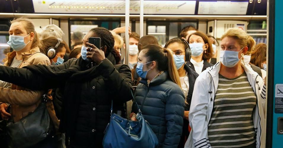 Masked Parisian commuters pack a crowded metro train on October 8, 2020. France and other European nations are reporting surges in Covid-19 infections. Photo: Chesnot/Getty Images) 