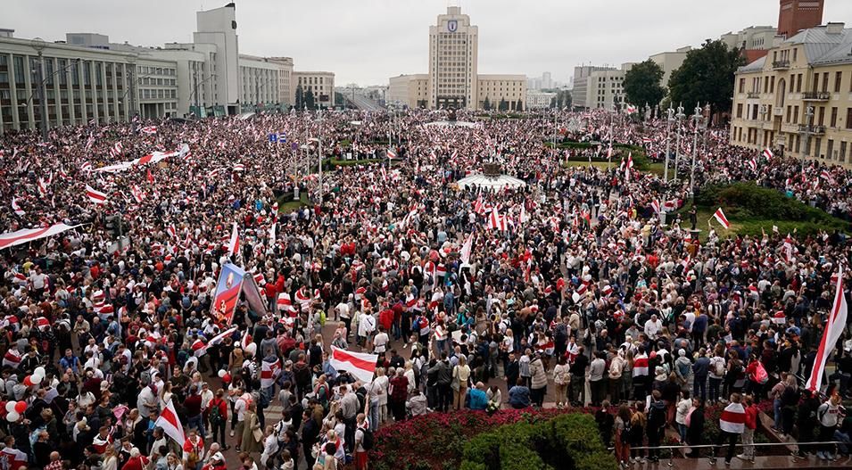 Hundreds of thousands flood the streets of Minsk, Belarus to demand the resignation of president Lukashenka for stealing last week's election.