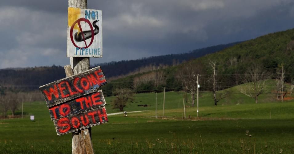 Opposition to the Mountain Valley Pipeline Project is visible on a roadside sign in Bent Mountain, Virginia. (Photo: Michael S. Williamson/The Washington Post via Getty Images)