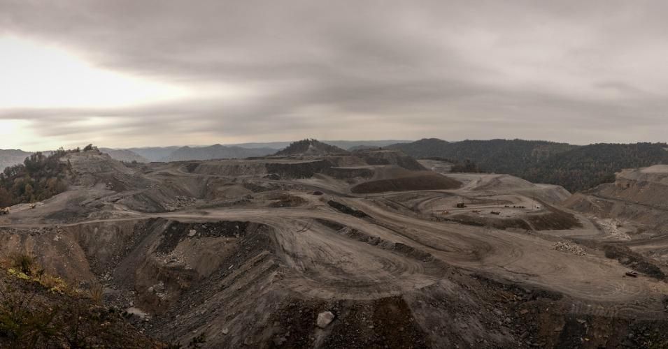 The Kayford Mine, a mountaintop removal project near Charleston, West Virginia. (Photo: Dennis Dimick/cc/flickr)