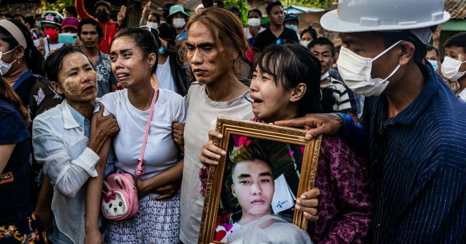 Family members of slain Myanmar democracy protester Chit Min Thu mourn at the 25-year-old's funeral on March 11, 2021 in Yangon. (Photo: Getty Images)