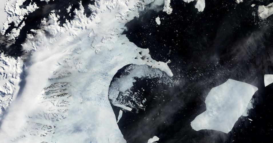 This NASA photograph shows the collapse of the Larsen B ice shelf. (Photo: NASA Goddard Space Flight Center/cc/flickr)