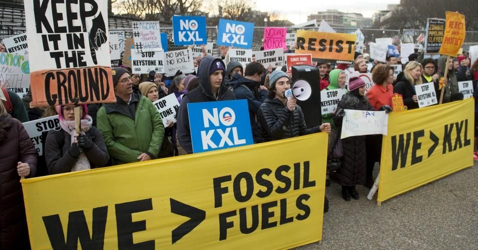 Protesters rally against the Keystone XL and Dakota Access pipelines at the White House in Washington, D.C. on January 24, 2017. (Photo: Saul Loeb/AFP/Getty Images)