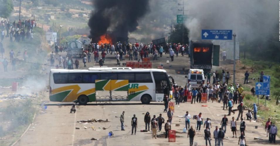 Demonstrating teachers block a highway in Oaxaca on June 19. (Photo: Luis Alberto Hernandez/ AP)
