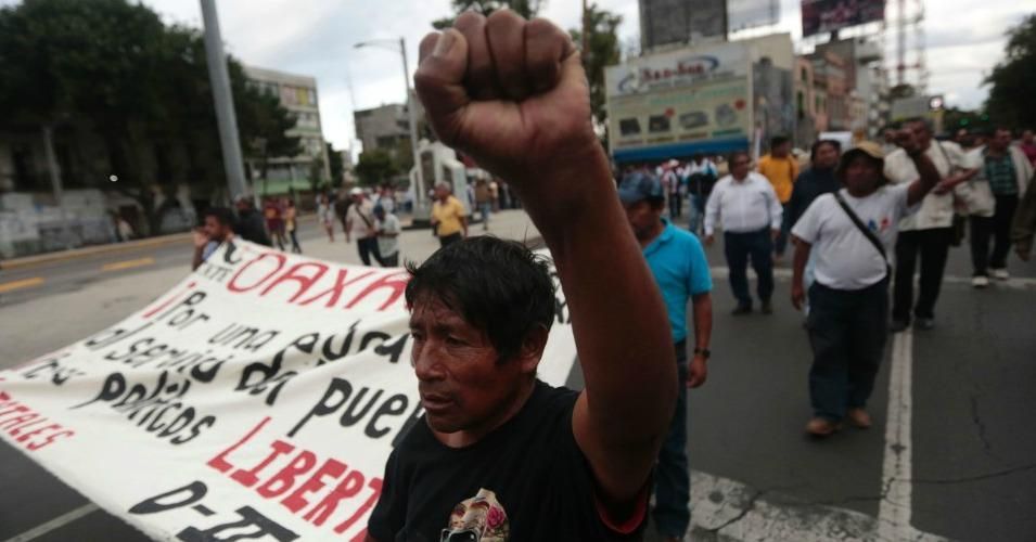 Members of the dissident Coordinadora Nacional de Trabajadores de la Educación (CNTE) teacher's union and supporters protested in Mexico City on June 19 against neoliberal education reforms. (Photo: Pedro Pardo/ AFP/ Getty)